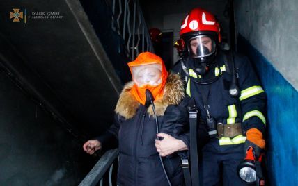 У Львові з охопленої вогнем п'ятиповерхівки врятували вісьмох людей
