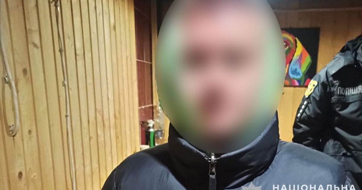 Парень напал с ножом и топором на троих знакомых