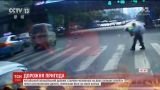 У Китаї поліцейський своєрідно вирішив ситуацію із стареньким на переході, який затримував рух
