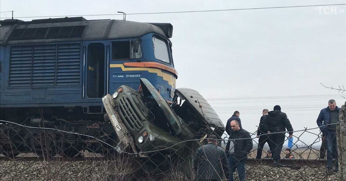 Смертельна ДТП на Закарпатті: вантажівка виїхала на колії, де в неї врізався пасажирський потяг