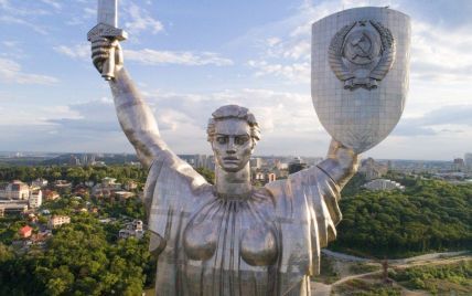 Стало відомо, коли приберуть герб СРСР зі щита монумента "Батьківщина-мати" в Києві