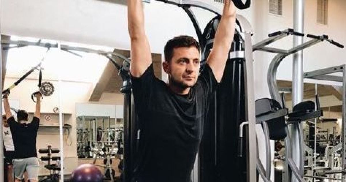 Напівоголений Зеленський продемонстрував, як за допомогою знаряддя формує свої кубики