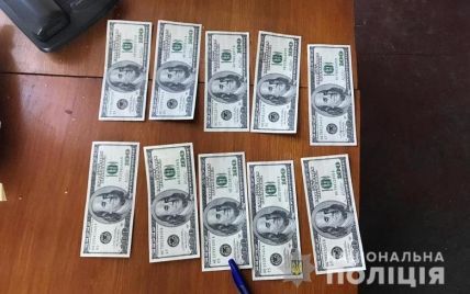 В Киеве мужчина пытался по дешевке продать 600 фальшивых долларов