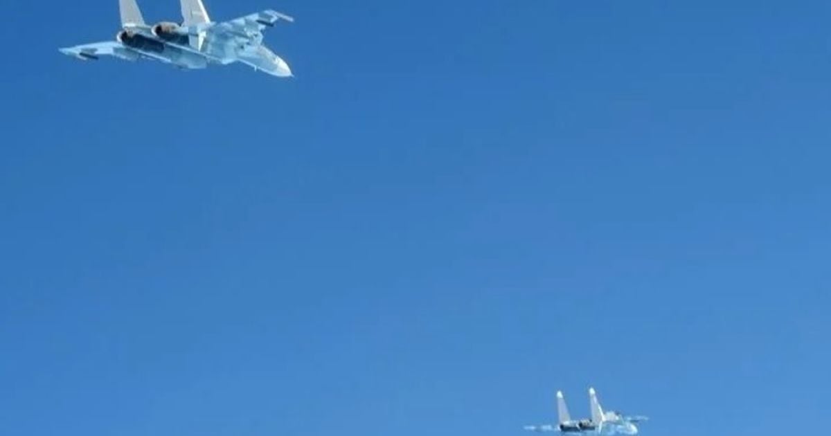 Італійські винищувачі перехопили нерозпізнаний літак.
