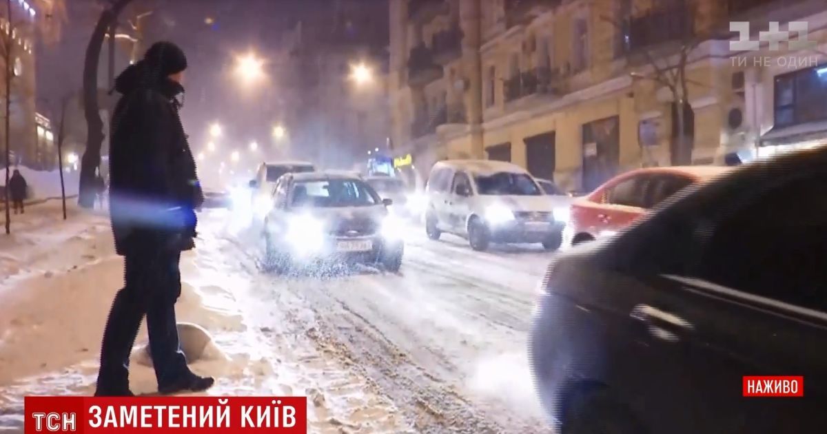 Коммунальщики надеются к утру расчистить Киев от снега