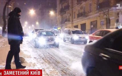Комунальники сподіваються до ранку розчистити Київ від снігу