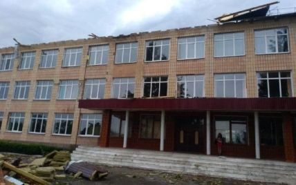Непогода на Ровенщине: обесточен 51 населенный пункт, а школе снесло крышу