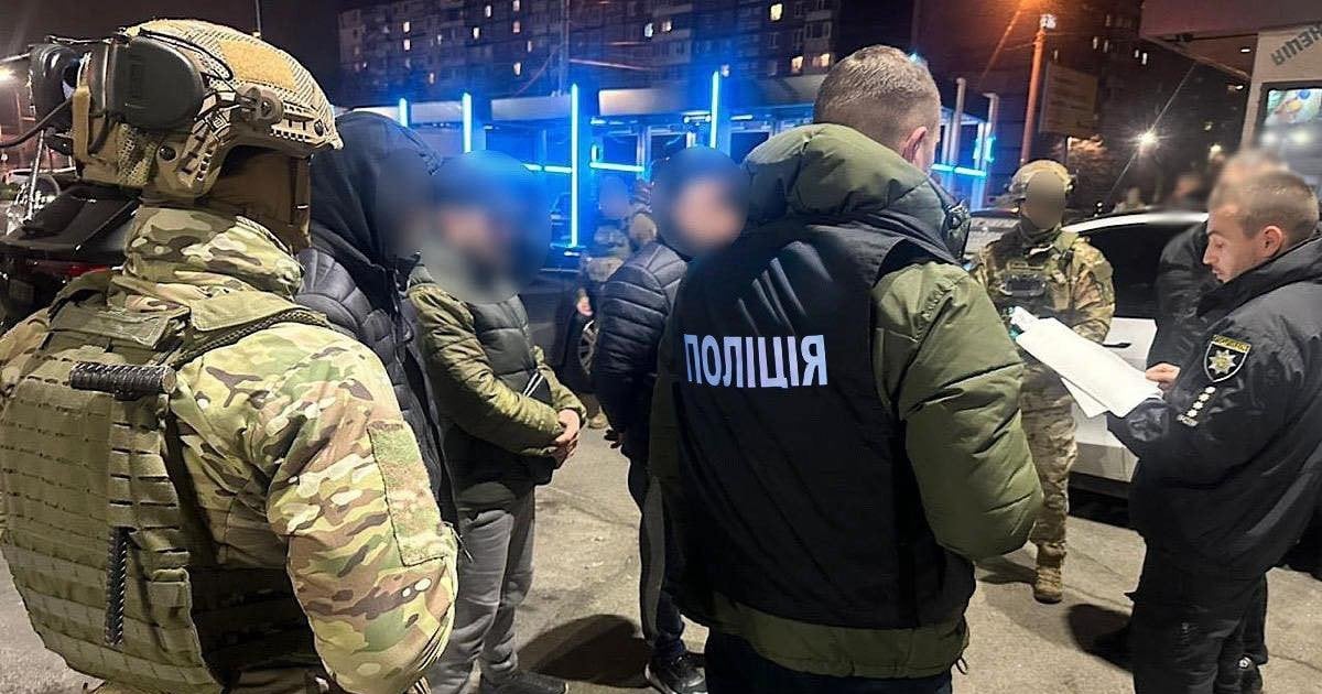 У Дніпрі поліція затримала двох чоловіків, які погрожували підприємцю