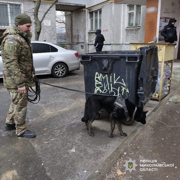 На вулиці Лазурній Миколаєва у контейнері для сміття знайшли немовля / © Поліція Миколаївської області