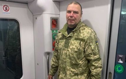 Скандал у поїзді "Укрзалізниці": військового, який повертався з фронту, вигнали до тамбура через "поганий запах"