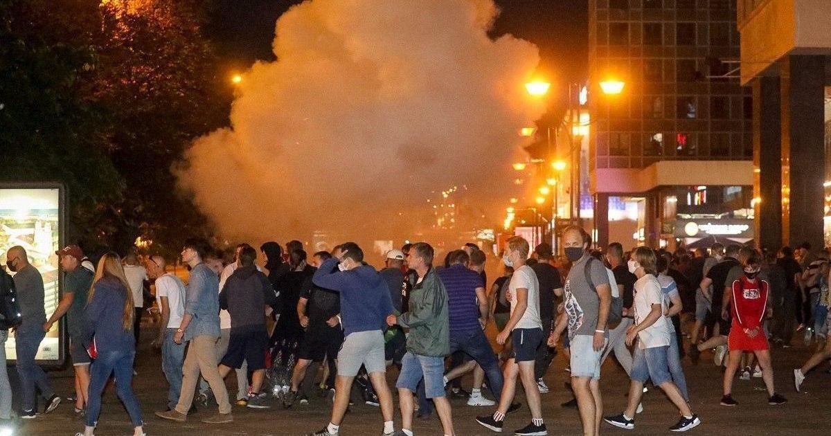 В Минске ОМОН с водометами, свето-шумовыми гранатами и резиновыми пулями пошел наступлением на людей