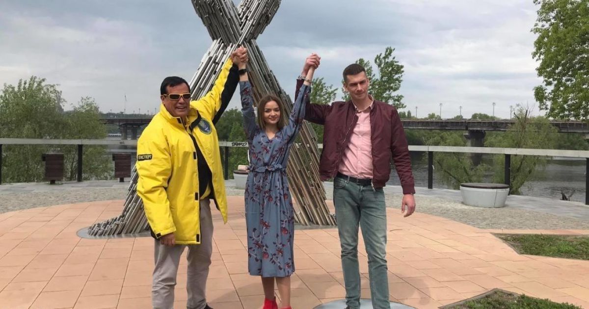 Хлопець із пари закоханих з Харкова, яка скувала себе ланцюгом, продає його за 3 млн доларів