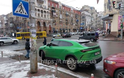 Стояла почти на переходе: в Киеве эвакуировали яркую Lamborghini Urus (фото)