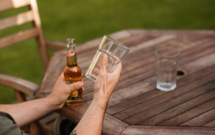 "Зараз для цього не час": у Луцьку, Шацьку та на Прикарпатті заборонили продаж алкогольних напоїв