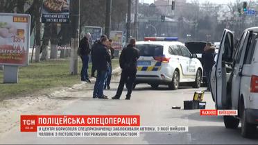Полицейская спецоперация в Борисполе: на дороге вооруженный мужчина угрожал самоубийством