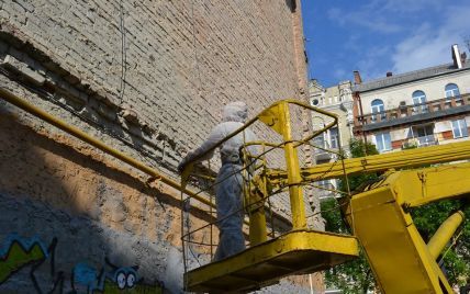 У Києві з'явиться новий мурал: на стіні будинку намалюють велику жовту синицю