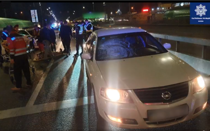 В Киеве автомобиль сбил пешехода, когда тот шел по проезжей части вдоль дороги: появилось видео