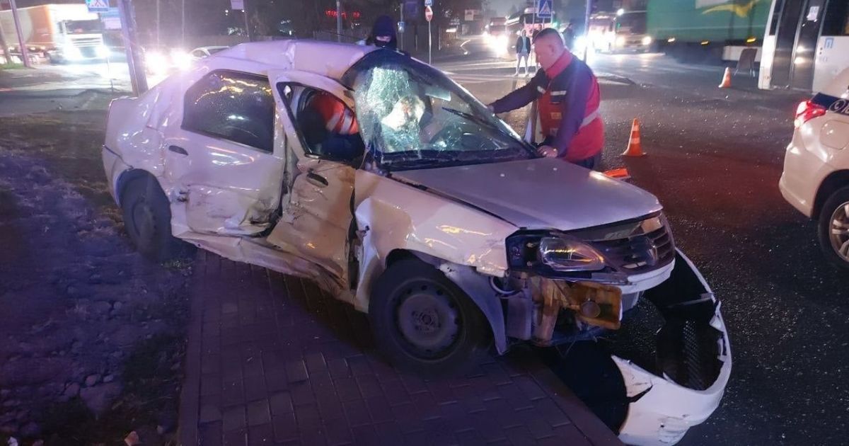 Смертельное ДТП под Киевом: водитель на Renault влетел в маршрутку и погиб