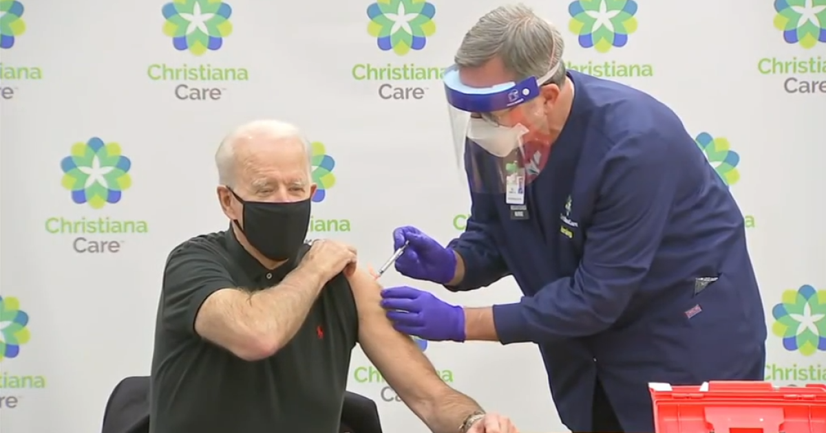 Байден получил вторую дозу вакцины от COVID-19 в прямом эфире