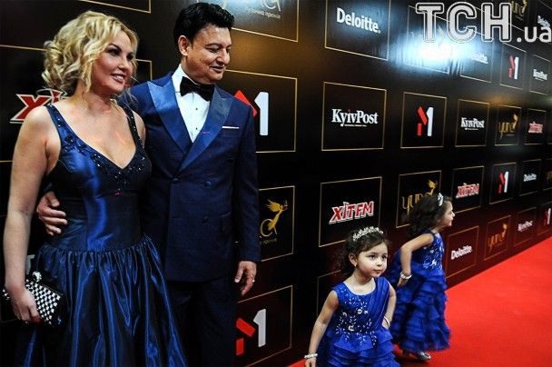 Камалия с мужем и дочками / © ТСН.ua