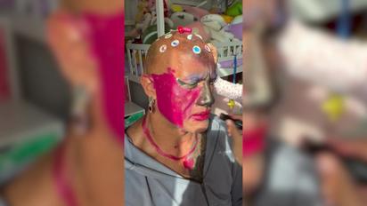 Дуэйн "Скала" Джонсон показал, как дочери сделали ему яркий макияж