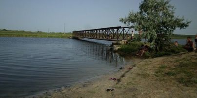 На Миколаївщині двоє дівчат гралися біля мосту та впали в річку, одна з них загинула