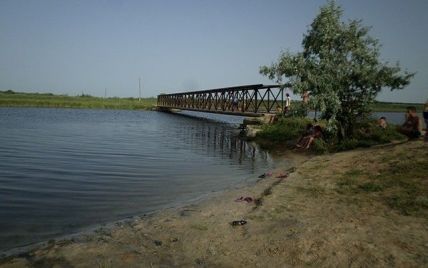На Николаевщине двое девочек играли возле моста и упали в реку, одна из них погибла