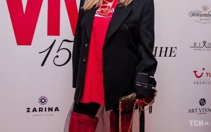 У капелюсі, футболці і червоних чоботях: стильна Ірина Білик на дні народженні журналу Viva!