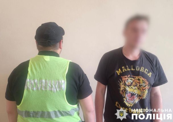 У Києві чоловік потрощив шість авто, одне з яких належить військовим / © Поліція Києва / Facebook