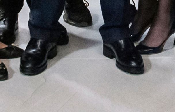 После официальной публикации одного из снимков выяснилось, что туфли президента имеют каблуки,