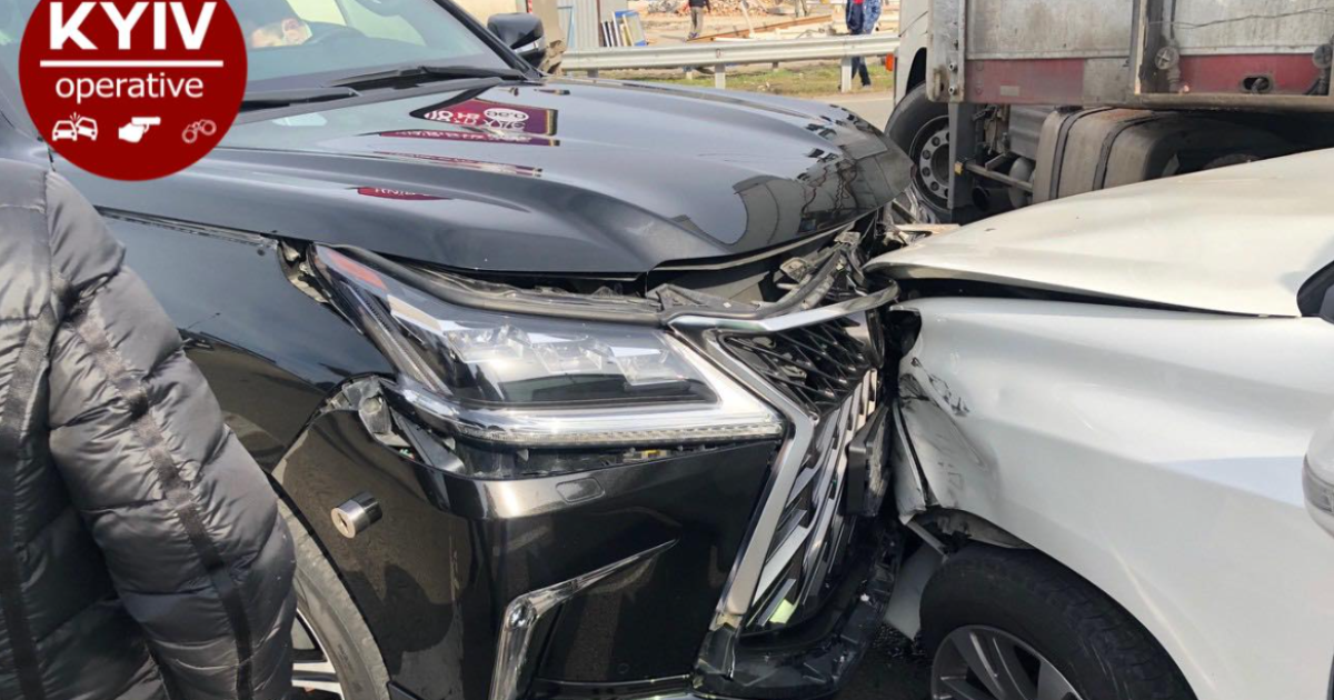 У Києві на Дніпровському шосе сталася масштабна аварія