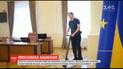 Прем’єр-міністр Гончарук показав школярам Кабмін і прокатався там на самокаті