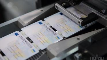 В Україні запустили виробництво пластикових паспортів / © УНІАН