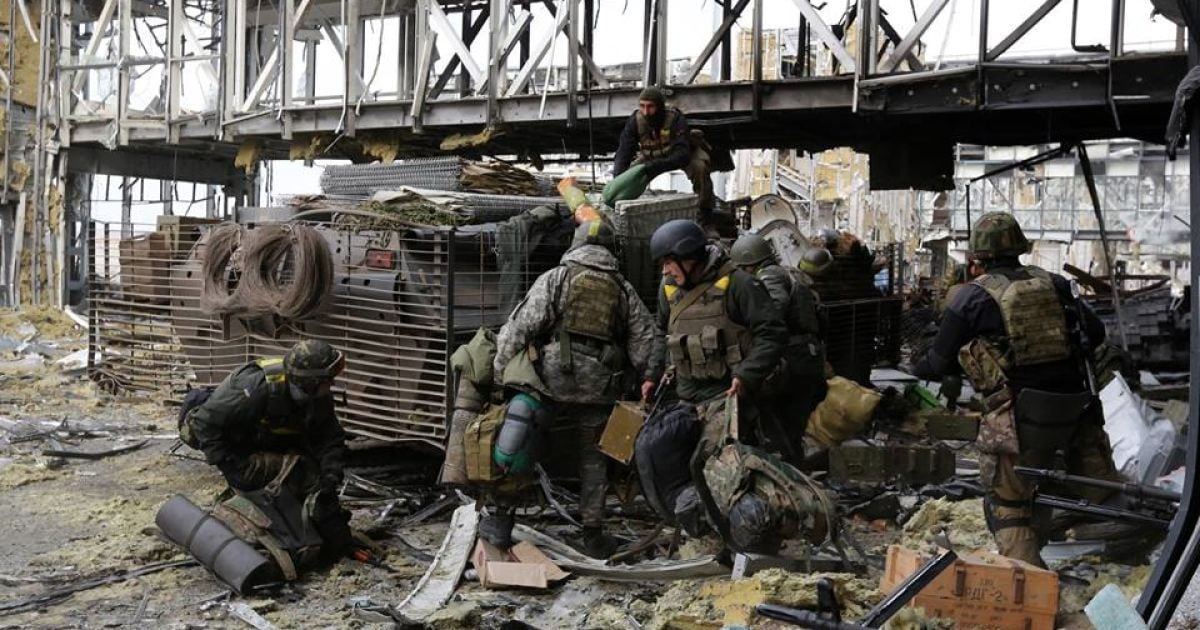 Последних "киборгов" ДАП в Киеве наградили орденами и медалями