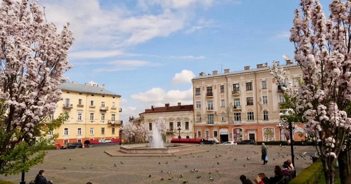 Площа Філармонії у Чернівцях instagram.com_go_chernivtsi