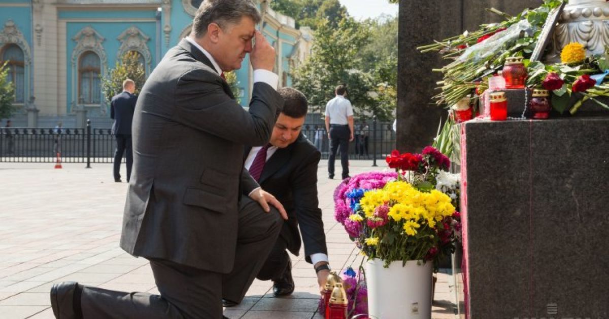 Президент Украины Петр Порошенко и председатель Верховной Рады Владимир Гройсман поставили лампадки возле импровизированного мемориала в память трагических событий, произошедших возле здания парламента 31 августа. Со вчерашнего дня к зданию несут цветы и свечи / © УНИАН