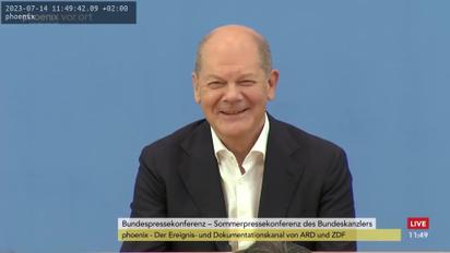 Канцлер Німеччини Шольц розсміявся під час пресконференції 