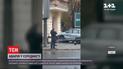 Едва не протаранил дом: в Одессе внедорожник помчался на красный и врезался в ступеньки магазина