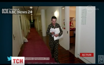 В Австралии депутат пришел на работу в пижаме и с подушкой