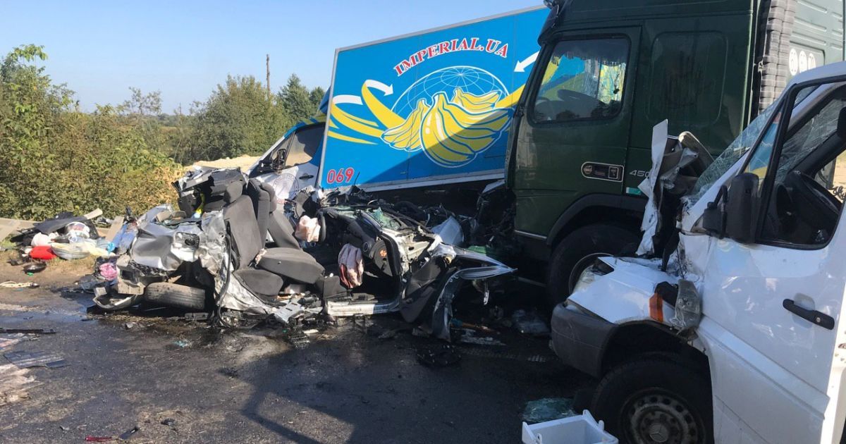 В масштабній ДТП біля Львова зіткнулись шість автомобілів: з'явилося фото