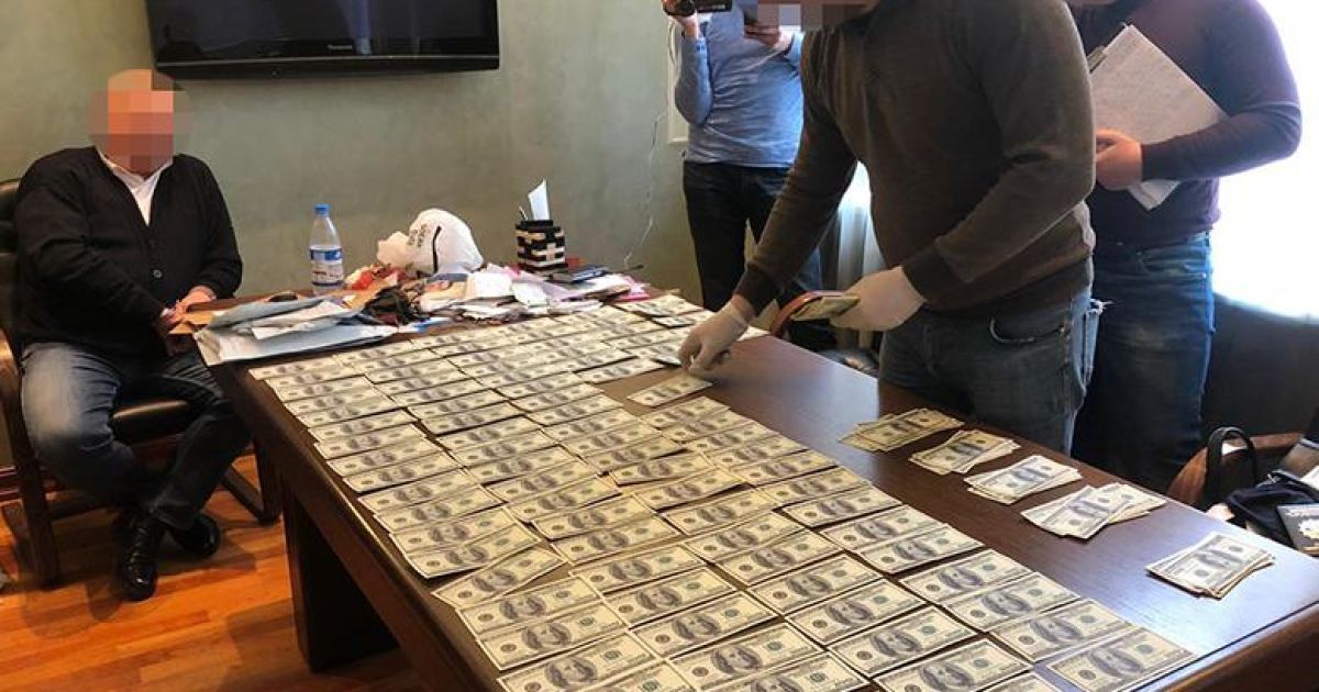 У Києві затримали чиновника Мін'юсту, який разом зі спільниками продавав бізнесмену держпосаду за 55 тис. дол.