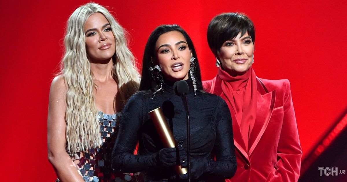 Ким и Хлое Кардашьян и Крис Дженнер