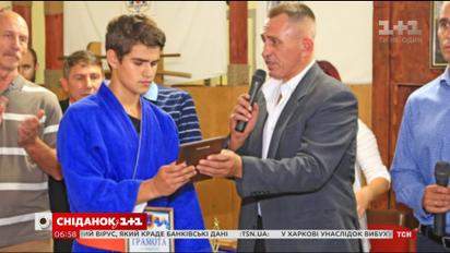 13-летний Максим Тихончук, вынесший из пожара в Одессе 15 детей, получил награду