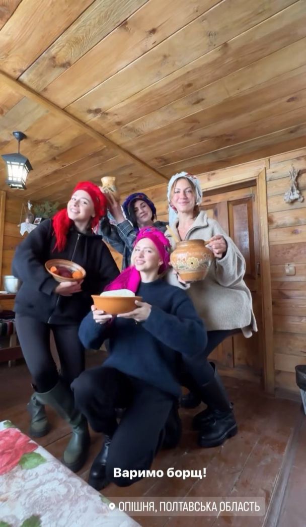 Леся Никитюк на отдыхе с подругами / © instagram.com/lesia_nikituk