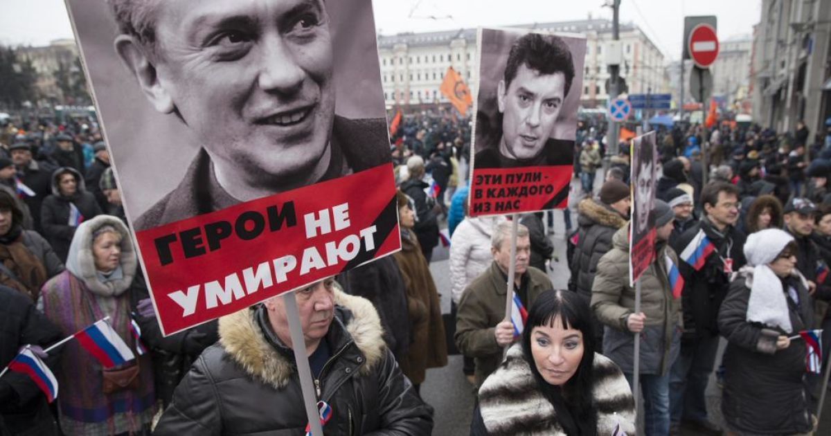 В Москве началась траурное шествие.