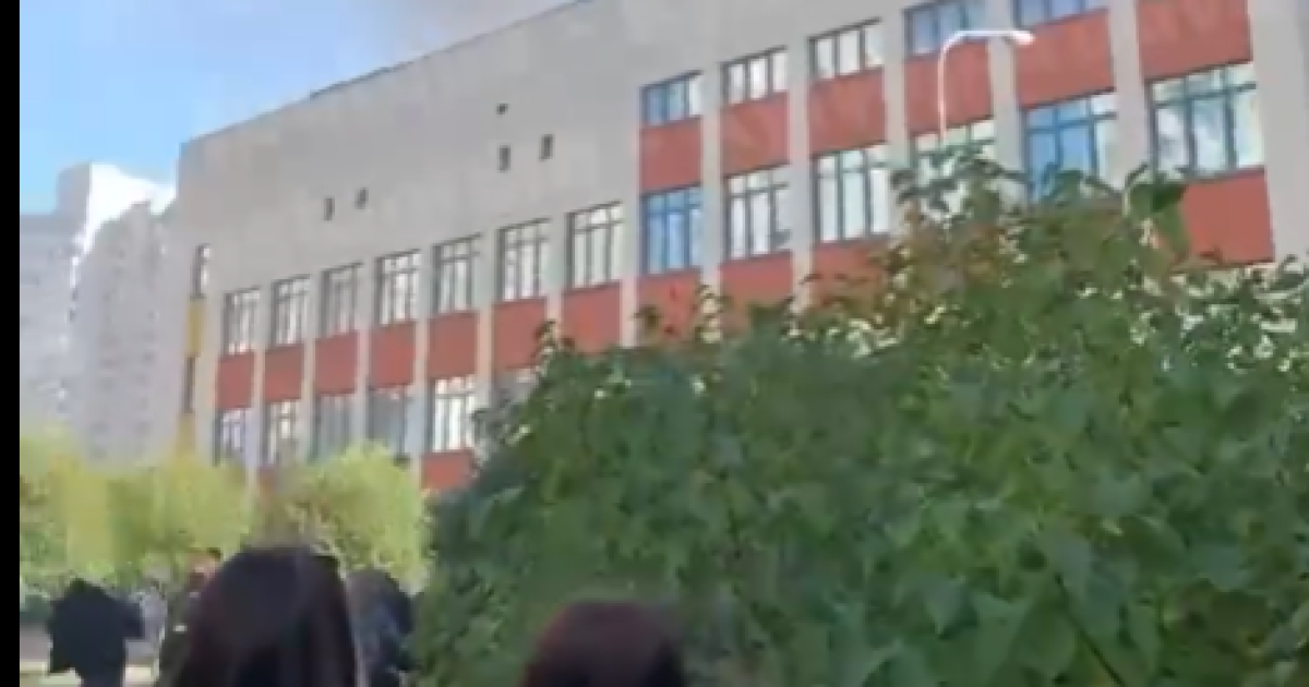 В Киеве горит гимназия: детей эвакуируют (видео)