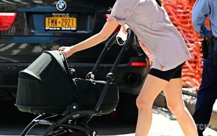 У футболці і велосипедках: Емілі Ратаковскі на прогулянці з сином