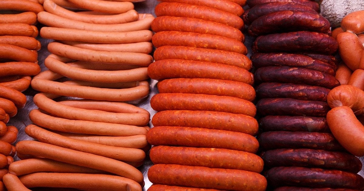 Переработанное мясо содержит много химикатов и консервантов