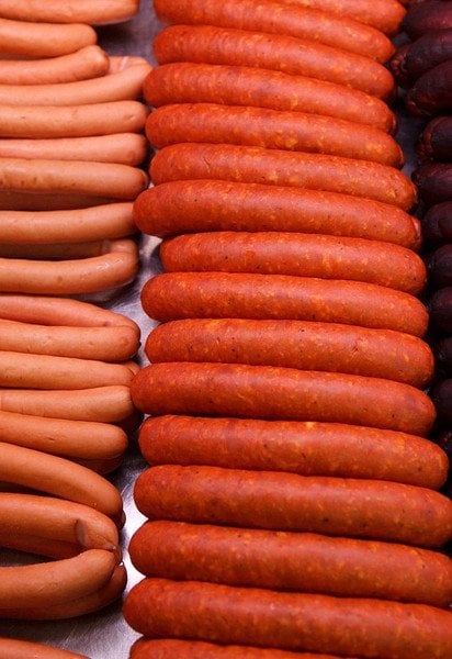 Переработанное мясо содержит много химикатов и консервантов