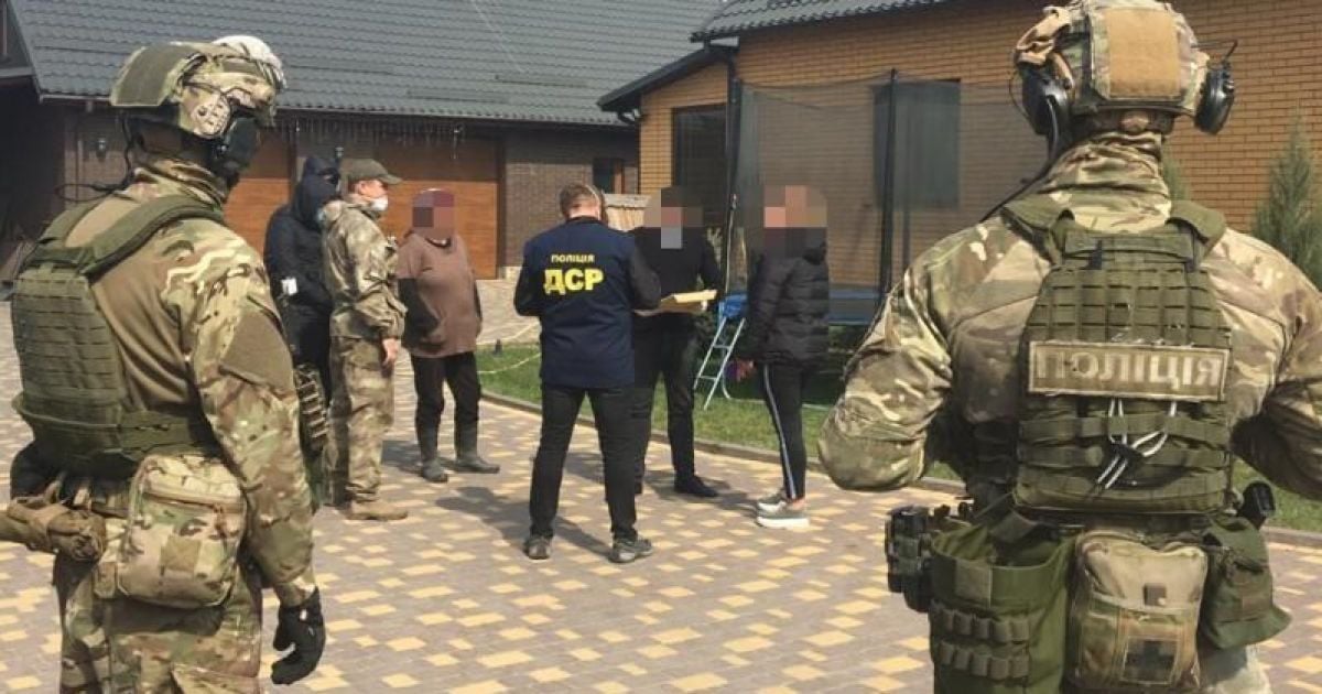 У Рівненській області правоохоронці "накрили" угруповання, яке займалося бурштиновими оборудками